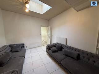 <p><span>LEUKE STADSWONING MET 4 SLAAPKAMERS EN TUIN</span></p><p><span>Richtprijs : 249.000 euro</span></p><p><span> </span></p><p><span>Deze woning is ideaal gelegen in het centrum van Ninove op wandelafstand van openbaar vervoer, scholen en winkels.</span></p><p><span> </span></p><p><span>De woning heeft volgende indeling : </span></p><p><span>Op het gelijkvloers treft u een ruime living in 2 delen, badkamer met bad, toilet en lavabo. </span></p><p><span> </span></p><p><span>Aansluitend treft u nog een berging en de vernieuwde keuken met eetplaats.</span></p><p><span> </span></p><p><span>Op de eerste verdieping treft u 2 slaapkamers </span></p><p><span> </span></p><p><span>Op de tweede verdieping vindt u de 2 andere slaapkamers.</span></p><p><span> </span></p><p><span>Achteraan de woning is er nog een leuk tuintje aanwezig </span></p><p><span> </span></p><p><span>TOREVEN:</span></p><p><span>- Centrale ligging</span></p><p><span>- EPC C => geen renovatieplicht!!</span></p><p><span>- Asbestveilig!!</span></p><p><span>- 4 slaapkamers</span></p><p><span> </span></p><p><span>Voor info of bezoek bel 0472/29.25.04 of stuur een mail naar louis@svena.be </span></p><p><span> </span></p><p><span>Deze gegevens zijn louter informatief en wij kunnen niet aansprakelijk gesteld worden voor eventuele onjuistheden.De bewoonbare oppervlakte is slechts indicatief.</span></p><p><span> </span></p>