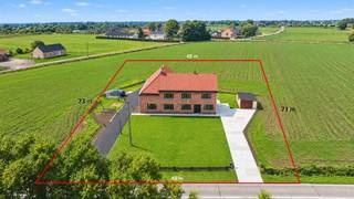 Zeer ruime, te renoveren ééngezinswoning (thans ingericht als 2 afzonderlijke woningen) met een totale bewoonbare oppervlakte van ca. 400 m². Gelegen op een perceel van 3.504 m² met een perceelbreedte van maar liefst 48 meter! Gunstig gelegen op een unieke locatie in agrarisch gebied (geen naaste buren). Beide woonunits zijn voorzien van een leefruimte, keuken, sanitair, verschillende slaapkamers, garage en bergingen. Het dak werd reeds volledig vernieuwd en geïsoleerd (2021). Deze woning kan gerenoveerd (of heropgebouwd) worden onder de voorschriften van een zonevreemde woning. Eigendom met tal van mogelijkheden (zorgwoning, kangoeroewoning, combinatie wonen/werken, enz.). EPC: 480 kWh/m² (renovatieverplichting van toepassing). Beschikbaar bij akte.