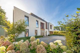 Op een vlot bereikbare locatie in Mol bevindt zich dit exclusieve duplexpenthouse. Met een bewoonbare oppervlakte van 224 m², een hoogwaardige afwerking en een prachtig uitzicht op de gemeenschappelijke tuin biedt dit appartement bijzonder veel wooncomfort.<br /><br />Het appartement is bereikbaar via een vaste trap of een lift die rechtstreeks in de woning uitkomt. De inkomhal met gastentoilet geeft toegang tot de gezellige zitruimte met een gashaard, die naadloos aansluit op de lichtrijke eetkamer. Aansluitend bevindt zich de volledig uitgeruste keuken met hoogwaardige toestellen en een praktische berging. Ook de masterbedroom met dressing en ensuite badkamer ligt op deze verdieping. Vanuit de eetkamer bereikt u het eerste terras, uitgerust met een overkapping, screens en infraroodverwarming.<br /><br />De bovenverdieping biedt tal van mogelijkheden. De ruime polyvalente ruimte is momenteel ingericht als gezellige zithoek met gashaard. Daarnaast is er een praktische kitchenette. Verder bevinden zich hier twee slaapkamers en een badkamer met inloopdouche en sauna. Vanuit de badkamer heeft u rechtstreeks toegang tot het tweede terras, waar u heerlijk kunt ontspannen in de jacuzzi. Beide terrassen zijn zuidoostgericht en bieden een prachtig uitzicht op de gemeenschappelijke tuin.<br /><br />In de kelder bevindt zich een dubbele garage met twee ruime autostaanplaatsen en een grote berging.<br /><br />Dankzij het energielabel A, de zonnepanelen en de airconditioning geniet u hier van energiezuinig en comfortabel wonen.<br /><br />Troeven:<br />- Twee ruime terrassen<br />- Jacuzzi en sauna voor extra ontspanning<br />- Dubbele garage en ruime berging<br />- Prachtige gemeenschappelijke tuin<br />- Energiezuinig (label A)<br />- Hoogwaardige afwerking