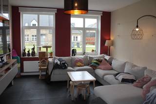 Deze woning is gelegen in een doodlopende straat in hartje Voortkapel en omvat: Inkomhal met gastentoilet, leefruimte, keuken, berging, 3...