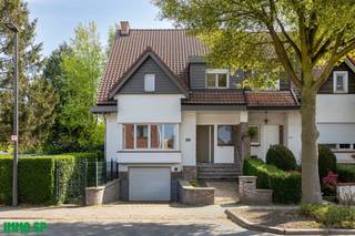 Deze ruime woonst is gesitueerd in een rustige woonwijk met zijn groene omgeving tussenin FORT 4 en Domein Frijthout.Prachtige locatie doch met...