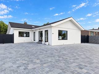 <p>Op zoek naar een ruime, comfortabele woning op een gunstige locatie in Drongen? Ontdek deze volledig vernieuwde bungalow met een bewoonbare oppervlakte van maar liefst 171 m², een grote tuin, een garage en een ruime oprit met tal van parkeermogelijkheden op eigen terrein.</p>
<p></p>
<p>Bij het betreden van de woning word je verwelkomd in een bijzonder ruime en aangename leefruimte, die naadloos aansluit op de open leefkeuken.</p>
<p>De woning beschikt verder over drie volwaardige slaapkamers, een aparte berging/wasplaats, een bureauruimte en een badkamer.</p>
<p></p>
<p>Ook aan opbergruimte is er geen gebrek dankzij de praktische zolder, die ideaal is als extra stockageruimte.</p>
<p></p>
<p>Buiten geniet je van een grote, aangename tuin die tal van mogelijkheden biedt om te ontspannen en volop van het buitenleven te genieten.</p>
<p>De garage, ruime oprit en extra parkeergelegenheid op eigen terrein maken het geheel compleet.</p>
<p></p>
<p>Troeven van deze woning:</p>
<ul>
<li>Volledig vernieuwde woning</li>
<li>Bewoonbare oppervlakte van 171 m²</li>
<li>Drie volwaardige slaapkamers</li>
<li>Ruime leefruimte met open keuken</li>
<li>Aparte berging/wasplaats</li>
<li>Praktische bureauruimte</li>
<li>Badkamer</li>
<li>Zolder met extra stockagemogelijkheden</li>
<li>Grote, aangename tuin</li>
<li>Garage en ruime oprit</li>
<li>Voldoende parkeergelegenheid op eigen terrein</li>
<li>Gunstige ligging in Drongen</li>
</ul>
<p></p>
<p>Interesse in deze woning? Contacteer Nele op nele@cornelis-goeman.be of <strong>0470 79 66 20</strong> voor meer informatie of om een bezoek ter plaatse in te plannen. Misschien wordt dit binnenkort wel jouw nieuwe thuis!</p>
<p></p>
<p>*De opgegeven informatie en oppervlaktes zijn informatief en niet bindend.</p>