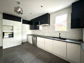Op zoek naar een perfect instapklare woning in een rustige, doch vlot bereikbare buurt? Deze ruime en energiezuinige woning in Menen heeft alles...