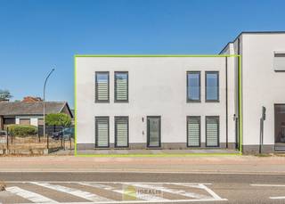 <strong>IDEALIS VASTGOED – AANGENAME INSTAPKLARE ÉÉNGEZINSWONING NABIJ HET CENTRUM VAN HEPPEN (LEOPOLDSBURG)! De woning omvat 141m² netto bewoonbare oppervlakte met een fijne leefruimte, 3 slaapkamers, eetkamer, dressing en badkamer!! Zeer geschikt voor kandidaten op zoek naar een instapklare woning met een vlotte bereikbaarheid van woonkernen als Heppen, Leopoldsburg, Beringen en Ham, tevens een vlotte verbinding naar autosnelweg E314!<br /><br />LIGGING: </strong><br />Deze ééngezinswoning is gelegen vlakbij de dorpskern van Heppen en verder centraal t.o.v. woonkernen zoals Leopoldsburg, Beringen en Ham. Tevens biedt deze woning door de centrale ligging een vlotte verbinding naar autosnelweg E314.<br /><br /><strong>INDELING: </strong><br /><strong>Gelijkvloerse verdieping: </strong><br />– Ontvangsthal (2m²) – woonkamer (28m², voorzien van een fijne en onderhoudsvriendelijke tegel) – keuken (11m², voorzien van alle comfort) – eetkamer (22m²) – wasplaats (7m²) –<br /><br /><strong>Eerste verdieping:</strong><br />– Nachthal (9m²) – slaapkamer 1 (12m²) – slaapkamer 2 (18m²) – slaapkamer 3 (14m²) – badkamer (9m² voorzien van douche, toilet en wastafel) –<br /><br /><strong>Tuin: </strong><br />– Ruime tuin – verharde paden omheen de woning met terras –<br /><br /><strong>EXTRA TROEVEN:</strong><br />– Ruime woning met aangename leefruimtes<br />– Vloerverwarming<br />– Aluminium ramen <br />– vernieuwbouw van 2022<br />– Instapklaar<br />– 3 slaapkamers<br />– dressing<br />– Verwarming op gas<br />– Gegeerde locatie: zeer centraal gelegen t.o.v. Beringen en Ham, tevens gunstig t.o.v. autosnelweg E314<br />– Correct geprijsd!<br /><br /><strong>Stedenbouwkundige Inlichtingen:</strong><br />Bouwvergunning – Woongebied – Geen dagvaarding – Geen voorkooprecht – Geen verkavelingsvergunning<br /><br /><strong>E-peil: </strong>EPC B: 141 kWh/m²jaar <strong> <br />Certificaatnummer: </strong>71034-G-OMV_2018061677/EP01346/A001/D01/SD001<br /><br /><strong>O-peil: </strong>niet overstromingsgevoelig<br />P-Score: D<br />G-Score: D<br /><br /><strong>Benieuwd naar deze woning?<br />Wenst U advies omtrent uw eigen woning? Graag plannen wij vrijblijvend met U een afspraak in om onze expertise met U te delen, steeds tot Uw dienst!!<br />Neem contact op met IDEALIS VASTGOED op 011/515 565 of mail naar info@idealisvastgoed.be!</strong><br />