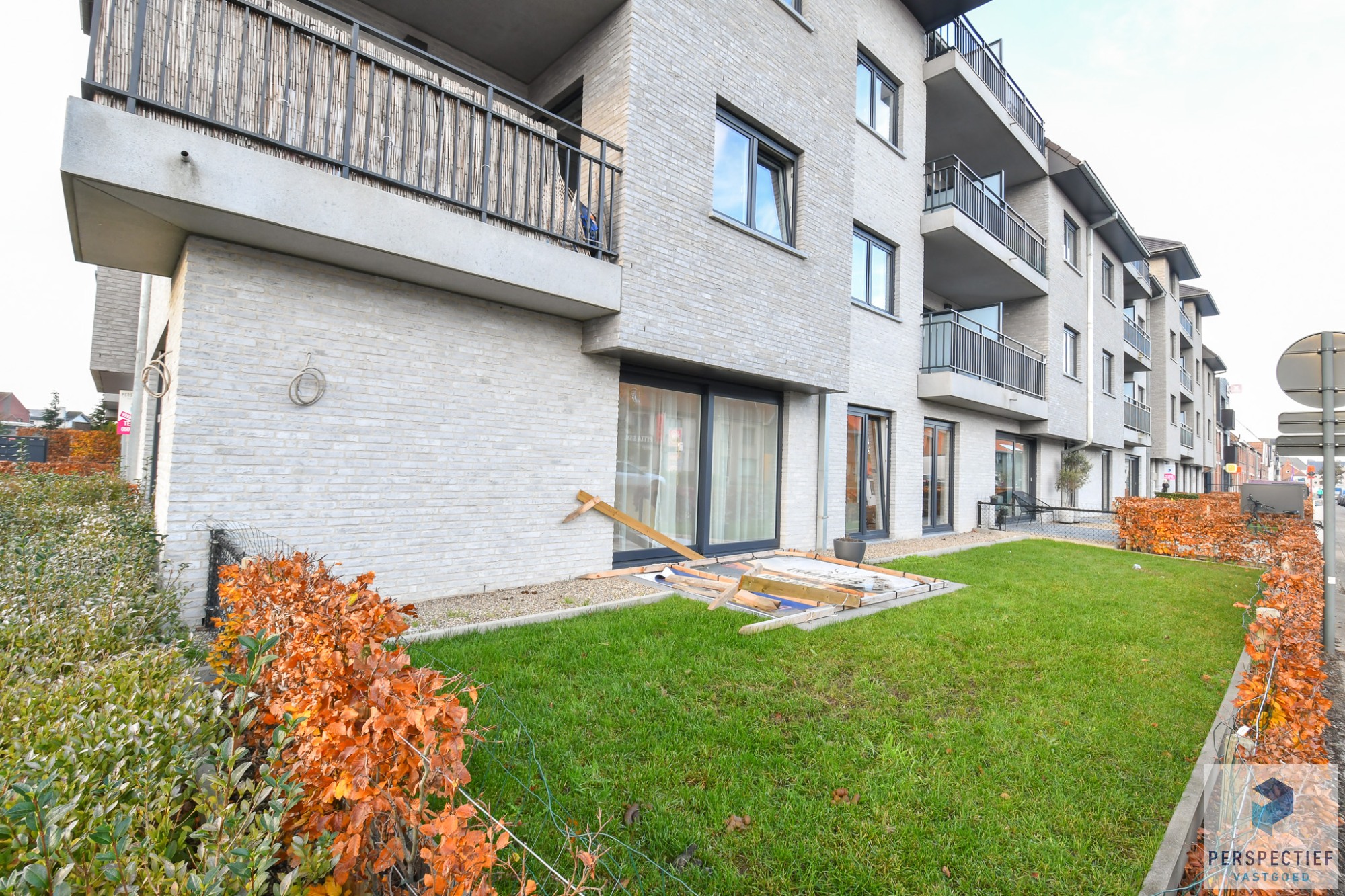 Strategisch gelegen handelsgelijkvloers op een zichtlocatie - foto 2