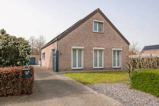 Ontdek deze perfect onderhouden en instapklare open bebouwing op een perceel van 600 m², volledig omheind en gelegen in een rustige, residentiële wijk in een doodlopende straat. Deze woning biedt uitzonderlijk veel ruimte en mogelijkheden, en is daardoor geschikt voor diverse woonvormen.GelijkvloersBij het binnenkomen valt meteen de lichte en ruime leefruimte op, afgewerkt met kwalitatieve parketvloer en voorzien van een ingebouwde gashaard die voor extra gezelligheid zorgt. De leefruimte sluit naadloos aan op de prachtige, volledig uitgeruste keuken met alle nodige toestellen en voldoende werk- en opbergruimte.Op het gelijkvloers bevinden zich bovendien twee volwaardige slaapkamers en een recent volledig vernieuwde badkamer met moderne afwerking. Een apart toilet zorgt voor extra comfort. Dankzij deze indeling is volledig gelijkvloers wonen perfect mogelijk.Verdieping – ruimte in overvloedOp de eerste verdieping treffen we nog twee bijzonder ruime slaapkamers aan, evenals een extra kamer die ideaal kan dienen als dressing, hobbykamer of bureau.Buitenruimte – privacy en functionaliteitDe volledig omheinde tuin biedt zowel privacy als mogelijkheden. Achteraan op het perceel staat een grote garage, voorzien van extra ruimte die perfect kan dienen als werkplaats, atelier of opslag. Veelzijdigheid troefDeze woning biedt een uitzonderlijke flexibiliteit:ideaal voor een groot gezin,perfect voor wie een woon/werk-combinatie zoekt,geschikt voor het creëren van een zorgwoning,of voor iedereen die simpelweg op zoek is naar een ruime, instapklare woning met talloze mogelijkheden.Kortom: een prachtige, tot in de puntjes onderhouden woning die u absoluut gezien moet hebben. Wil je een bezichtiging inplannen of meer informatie? Laat het gerust weten!Graag een bezoek inplannen?☎️ 0472 74 03 15✉️ wim@lefevervastgoed.beWeergegeven oppervlakte is overgenomen van het EPC - attest en louter indicatief.