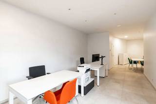 <strong>Vous êtes à la recherche d'un bureau idéalement situé à Asse?</strong><br /><br />Ce bureau se trouve à quelques minutes à pied du centre d'Asse et dispose de tous les atouts nécessaires pour vous permettre de travailler dans les meilleures conditions.<br /><br />L'espace de bureau peut accueillir quatre bureaux, dispose d'une pièce de réunion, d'une kitchenette équipée, d'une toilette séparée et d'un espace de rangement pratique.<br /><br />Grâce au système de ventilation et au chauffage au sol, vous bénéficierez d’un climat de travail agréable toute l’année.<br /><br />Il est également possible de louer une place de parking souterraine privative.<br /><br />En résumé, c’est le lieu de travail est idéal pour ceux qui recherchent un environnement de bureau confortable, ou pour les entrepreneurs en démarrage qui souhaitent se lancer immédiatement en manière professionnelle.<br /><br /><span>Disponible à partir du 1er novembre 2026.</span><br /><br /><strong>Pour toute question, n’hésitez pas à nous contacter par mail ou par téléphone</strong><br /><strong>02/887 80 56 - info@impromove.be</strong>