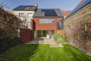 Wonen met een uniek uitzicht op de achterliggende weilanden, dat is wat dit huis u te bieden heeft! Deze BEN-woning combineert modern wooncomfort met een uiterst gunstige ligging nabij de Leie en het centrum van Kortrijk.Gelijkvloers:- Inkomhal met gastentoilet- Lichtrijke leefruimte achteraan gelegen met zicht op de tuin en toegang tot het zonnig terras- Een kwalitatieve keuken van Kaster voorzien van alle toestellen- Zuidgerichte tuin en zicht op natuurreservaat Rotersmeers en Neerbeekvallei- Garage met bergingEerste verdieping: - 3 volwaardige en afgewerkte slaapkamers- Badkamer uitgerust met dubbele lavabo, ligbad en inloopdouche- Apart toiletZolderverdieping te bereiken via de vaste trap en kan naar eigen keuze worden afgewerkt tot 3 extra slaapkamers, technische berging + biedt de mogelijkheid tot het inrichten van een derde toilet.Deze woning is volledig toekomstgericht dankzij de warmtepomp met vloerverwarming, 10 zonnepanelen, regenwaterput en aluminium HR-beglazing. Alle nutsvoorzieningen zijn reeds volledig in orde.Meer info of een bezoek ter plaatse? Contacteer Michelle (0493 25 46 81 - michelle.decoutere@dewaele.com)