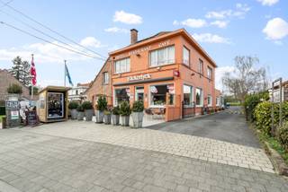 Hotel Elckerlyck biedt een uitzonderlijke opportuniteit voor ondernemers of investeerders die op zoek zijn naar een gevestigde uitbating in hartje Rollegem. Met de jaren uitgebreide hotel‑functie, gecombineerd met ruime commerciële mogelijkheden, is dit pand ideaal voor wie toeristische logies, horeca, of gemengde verhuurschema’s wil realiseren.<br />En dit op een goed bereikbare plek vlakbij alle voorzieningen, uitvalswegen, openbaar vervoer en nabijheid van Kortrijk. .<br />Indeling van het pand: groot zonnig terras.<br />Het gelijkvloers omvat een ruim café met bar, sanitaire voorzieningen, een ingerichte keuken, berging, veranda met bijkeuken en een kelderruimte met technische installaties.<br />Op de eerste verdieping bevinden zich vier ruime kamers en een badkamer. Via een uitschuifbare trap is er toegang tot de zolder, die extra mogelijkheden biedt (berging of uitbreiding).<br />Aan de achterzijde van het pand bevinden zich zes grote kamers, ideaal voor logies of verhuur, gelegen aan een verharde koer met prachtig, landelijk uitzicht op het omliggende groen.<br />De verkoper huurt momenteel een aangrenzend perceel dat dienstdoet als tuin. Deze grond is eigendom van de landbouwer, die via een uitweg over dit terrein toegang heeft tot zijn grond.<br />In alle rust achteraan is het hotel bestaande uit zes ruime hotelkamers, een garage en een zolderruimte op de verdieping, waar de 2 omvormers van de 24 zonnepanelen(+3panelen voor de zonneboiler) hangen. Er is een afzonderlijke bergruimte met een condensatieketel voor de CV en het warme water. Hier is er een grote zonneboiler van 250 l en een elektrische pomp voor de regenputten. Er is aansluiting op stadswater, gas, elektriciteit, TV-distributie, riolering en internet. In het handelspand is er een pelletkachel en gasconvectoren. Er zijn 2 regenputten van 5000 l elk, een boorput &amp; 1 steenput.<br />Vergunningshistoriek:<br />Hoofdfunctie wonen / logies met café/nevenbestemming (± 46 m²) vanaf 1967;<br />In 1999 verbouwde magazijn achteraan tot weekendverblijf met 4 kamers + berging;<br />In 2008 2 toegevoegde hotelkamers in magazijngedeelte;<br />2009 goedkeurend milieu‑ en exploitatievergunning voor hotelactiviteiten.<br /><br />Voor een bezoekje ter plaatse kan u vrijblijvend contact opnemen met maggie@vastgoednorman.be of 0479402404.