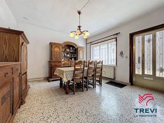 À vendre à Chapelle-lez-Herlaimont : maison à rénover avec trois garages, idéale pour un projet d’investissement ou une habitation à...