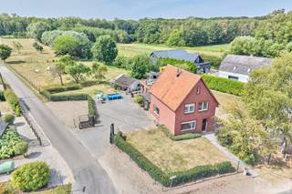 Bent u op zoek naar een woning waar rust, ruimte en natuur centraal staan? Dan is deze woning, gelegen aan de Achelse Dijk 17 in Bocholt, absoluut het ontdekken waard.<br /><br />Deze woning bevindt zich op een uitzonderlijk ruim perceel van maar liefst 3.100 m², op een zeer rustige en landelijke locatie tussen de weilanden. De groene omgeving zorgt voor een gevoel van vrijheid en privacy, terwijl u bovendien dicht bij het kanaal woont. Een ideale omgeving voor liefhebbers van wandelen, fietsen en het buitenleven.<br /><br />De woning beschikt over 3 slaapkamers en vormt een uitstekende basis voor wie op zoek is naar een woning die nog volledig naar eigen smaak kan worden opgefrist en gemoderniseerd. Mits de nodige renovatie- en opfrissingswerken kan hier een bijzonder aangename gezinswoning worden gecreëerd.<br /><br />Een droom voor liefhebbers van ruimte en dieren<br />Het ruime perceel van 3.100 m² is één van de grootste troeven van deze eigendom. De omvang en landelijke ligging maken het perceel bijzonder geschikt voor dierenliefhebbers, tuinliefhebbers of iedereen die graag over veel buitenruimte beschikt.<br /><br />De woning ligt letterlijk tussen de weilanden, waardoor u dagelijks kunt genieten van een open en groene omgeving. De nabijheid van het kanaal zorgt bovendien voor extra recreatiemogelijkheden en maakt de locatie aantrekkelijk voor wie graag te voet of met de fiets de omgeving verkent.<br /><br />Een eigendom met potentieel<br /><br />Deze woning is ideaal voor kopers die niet op zoek zijn naar een volledig afgewerkte woning, maar net de mogelijkheid willen om zelf te renoveren, te moderniseren en een eigen karakter te creëren.<br /><br />Belangrijkste troeven:<br /><br />Zeer rustige en landelijke ligging<br />Perceel van maar liefst 3.100 m²<br />Gelegen tussen de weilanden<br />3 slaapkamers<br />Dicht bij het kanaal<br />Ideaal voor wandelaars en fietsers<br />Bijzonder geschikt voor dierenliefhebbers<br />Veel privacy en buitenruimte<br />Interessant opfrissings- en renovatiepotentieel<br /><br />Een woning met ruimte, rust en karakter, gelegen op een unieke landelijke locatie in Bocholt.