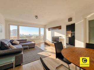 <p><span>Appartement moderne et lumineux de 2 chambres avec une vue magnifique sur Anvers !</span></p><p><span>Situé au 10e étage sur la rive gauche, cet appartement moderne offre une vue imprenable sur la ligne d'horizon d'Anvers. Grâce à son emplacement stratégique, vous bénéficiez d'une excellente accessibilité, tant en voiture qu'en transports en commun. Commerces, installations sportives, parcs et lieux de détente sont accessibles à pied.</span></p><p><span> </span></p><p><span>Hall d'entrée, pièce à vivre &amp; e cuisine</span></p><p><span>En entrant, vous accédez à un vaste hall d’entrée doté d’un vestiaire encastré. Le salon, lumineux et agréable, est doté de grandes baies vitrées et offre un accès direct à la terrasse spacieuse (environ 16 m²), avec une vue panoramique sur la ville. La cuisine est entièrement équipée d’une plaque de cuisson électrique, d’une hotte aspirante, d’un four, d’un lave-vaisselle, d’un réfrigérateur et d’un congélateur.</span></p><p><span> </span></p><p><span>Chambres &amp; e salle de bains</span></p><p><span>Le couloir de nuit donne accès à deux chambres (environ 8 m² &amp; 15 m²), toutes deux dotées de grandes fenêtres qui laissent entrer beaucoup de lumière naturelle. La salle de bains moderne dispose d’une grande douche à l’italienne, d’un double lavabo avec des placards encastrés et d’un meuble séparé pouvant accueillir un lave-linge et un sèche-linge. Il y a également des toilettes séparées dans le couloir.</span></p><p><span> </span></p><p><span>Terrasse</span></p><p><span>La vaste terrasse s'étend sur toute la largeur de l'appartement et offre une vue unique sur la ligne d'horizon d'Anvers, l'endroit idéal pour se détendre.</span></p><p><span> </span></p><p><span>Cave et place de par &amp; </span></p><p><span>L'appartement dispose d'un débarras privatif en sous-sol. Une place de parking souterraine est disponible au prix de 65 euros par mois.</span></p><p><span> </span></p><p><span>Loyer et charges</span></p><p><span>- Loyer de l'appartement : 895 euros/mois</span></p><p><span>- Loyer de la place de parking : 65 euros/mois</span></p><p><span>- Mobilier : en option (location ou reprise possibles, les options sont à discuter sur place)</span></p><p><span>- Charges : 160 euros/mois (comprenant l'entretien des parties communes, le chauffage privatif et l'eau)</span></p><p><span>- Disponible : immédiatement</span></p><p><span> </span></p><p><span>Ce magnifique appartement offre de l'espace, de la lumière et une vue imprenable dans un emplacement de choix à Anvers Linkeroever. Ça vous intéresse ? Contactez-nous dès aujourd’hui pour une visite !</span></p>