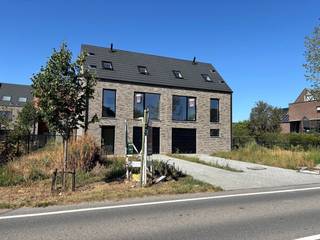 De woning 197 m² bestaat op het gelijkvloers uit een inkomhal met berging (wasplaats) en gastentoilet die uitgeeft op de garage met automatische poort. Achteraan bevindt zich de ruime woonkamer met open keuken en schuifraam naar de tuin. <br /><br />De verdieping is ingedeeld in 3 mooie slaapkamers van respectievelijk 17 m², 15 m² en 10 m², apart toilet en badkamer. <br /><br />Via een vaste trap komt men in de ruime zolder 30 m² die nog naar keuze kan ingedeeld worden.<br /><br />De woning is zeer goed gelegen, nabij het centrum van Zoersel op wandelafstand van alle winkels en openbaar vervoer.<br /><br />Afwerking wordt volledig gedaan volgens lastenboek. Op die manier kan men volledig zelf kiezen hoe alles afgewerkt. <br /><br />Aankoop onder 6% BTW mogelijk!