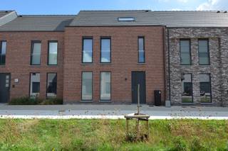 Deze rijwoning in Kuurne is een ideale gezinswoning met een ruime tuin en een garage. <br />De woning is ideaal gelegen in Kuurne, dicht bij scholen, winkels en openbaar vervoer. Hierdoor ben je altijd dicht bij alle nodige voorzieningen.<br /><br />Inkom met apart gastentoilet, ruime en lichtrijke leefruimte met aansluitend de open keuken (voorzien van inductiekookplaat, oven, inbouwfrigo en vaatwasmachine). <br />Aansluitend is er de handige bergruimte waar aansluiting voor de wasmachine is voorzien. <br /><br />Op de eerste verdieping zijn er 3 ruime slaapkamers en een badkamer voorzien van zowel een bad als douche, 2 lavabo's en een tweede toilet. <br /><br />Via de vaste trap is er toegang tot de ruime zolder die kan dienen als handige opbergruimte. <br /><br />Via zowel de leefruimte als de keuken is er toegang tot de zuidoost georiënteerde tuin. Achteraan de tuin is er toegang tot de garage (voorzien van elektrische poort). <br /><br />Kortom, deze woning in Kuurne heeft alles wat je nodig hebt voor een comfortabel gezinsleven. <br /><br />Beschikbaarheid: 01/01/2027<br />Huurprijs: 1.150 EUR/maand<br />Adres: Kloostersteen 8, 8520 Kuurne<br />Onze referentie: DEV5204