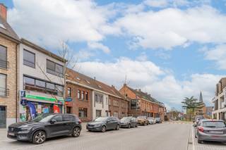 Dit ruime, instapklare én energiezuinige appartement vinden we terug in hartje centrum van Kasterlee aan het dorpsplein vlakbij winkels,...