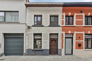 Deze charmante rijwoning ligt in een rustige straat en biedt verrassend veel ruimte en licht. Dankzij de open leefruimtes, de praktische keuken met toegang tot de tuin en de grote zolderverdieping is dit een ideale starters- of gezinswoning.<br /><br /><span><strong>Indeling</strong></span><br /><br /><strong>Gelijkvloers</strong><br />Je komt binnen in een gezellige leefruimte met mooi doorlopende houten vloer, zithoek aan de straatzijde en plaats voor een tv- of bureelhoek. Achteraan sluit een eetplaats aan op de open keuken, waardoor je één aangename leefruimte krijgt van voorgevel tot achterdeur.<br />De keuken is ingericht met voldoende kasten, kookplaat, oven en spoelbak en ligt onder een lichtdoorlatend dak, wat zorgt voor een zeer lichtrijke ruimte. Via de achterdeur bereik je de gezellige stadstuin.<br /><br /><strong>Eerste verdieping</strong><br />Op de eerste verdieping bevindt zich een ruime, volwaardige slaapkamer met houten vloer en meerdere ramen, waardoor de kamer heel licht aanvoelt en makkelijk in te richten is als master bedroom.<br />Op dezelfde verdieping vind je de badkamer met ligbad/douche, lavabomeubel, handdoekdroger en plaats voor een wasmachine. <br /><br /><strong>Zolderverdieping</strong><br />De vaste trap brengt je naar de afgewerkte zolderverdieping met vinylvloer en groot dakvenster. Deze ruimte kan perfect dienen als tweede slaapkamer, bureau, hobbyruimte of speelzolder.<br /><br />Wil je meer info of een bezoek plannen? Neem gerust contact op via 0494/030640 of michael@immovos.be <br /> 