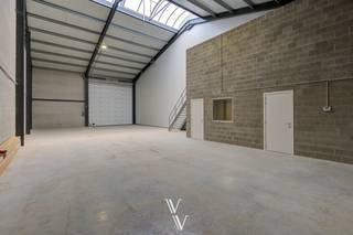 Deze KMO-units zijn gelegen in Viersel, op een volledig afgesloten en beveiligd terrein. De units worden volledig afgewerkt opgeleverd en...