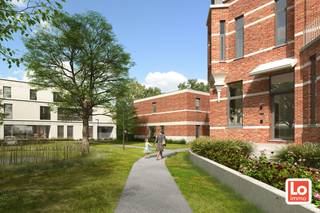 Uit respect voor de historiek van de bestaande site, behouden we het oorspronkelijke<br />herenhuis Villa Maria en voeren we een grondige vernieuwbouw door, met enkele villa appartementen.<br />Rond deze villa met zijn prachtige tuin bouwen we de rest van de residentiële site en woonomgeving op. <br />Een ideale plaats waar comfortabel en luxueus wonen gecombineerd wordt met het genot van een rustgevende groene omgeving.<br /><br /><br />De ligging van het woonproject Villa Maria is een van de grote troeven. Het is gesitueerd<br />vlak bij het centrum van Lochristi en op een boogscheut van de Gentse binnenstad. In beide<br />richtingen zijn heel wat winkels gelegen. De MobiScore van 8/10 toont de interessante<br />ligging en nabijheid van openbaar vervoer aan, vooral richting die Gentse binnenstad. De<br />inritten van uitvalswegen R4 en E17 zijn op minder dan 10 minuten bereikbaar.<br /><br />Alle wooneenheden voldoen technisch aan de meest recente eisen en normeringen inzake<br />isolatie, ventilatie, verwarming, brandveiligheid en toegankelijkheid.<br /><br />Voor meer details en info, mail ons vrijblijvend op info@loimmo.be