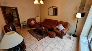 <p><span>Bent u op zoek naar een ruime woning met karakter, veel lichtinval en uitbreidingsmogelijkheden? Deze charmante gezinswoning, gelegen op een toplocatie nabij de Grote Markt van Geraardsbergen, biedt alles wat u nodig heeft!</span></p><p><span> Drie volwaardige slaapkamers  Ruime kamers met natuurlijke lichtinval, ideaal voor een gezin</span></p><p><span> Ruime badkamer  Voorzien van een ligbad, douche, lavabo en toilet.</span></p><p><span> Inrichtbare zolder  Mogelijkheid tot het creëren van 2 extra kamers </span></p><p><span> Kelder met extra functionaliteit  Niet enkel een handige opslagruimte, maar ook ingericht als wasruimte en sanitaire cel.</span></p><p><span> Ruime leefruimtes  De woonkamer en eetruimte genieten van een aangename lichtinval en een open gevoel.</span></p><p><span>De woning is te renoveren, maar zonder renovatieverplichting (EPC D). Dit geeft u de vrijheid om de woning volledig naar eigen smaak in te richten. De elektriciteit is momenteel niet conform.</span></p><p><span>Gelegen in een rustige straat op wandelafstand van de Grote Markt van Geraardsbergen, geniet u van de nabijheid van winkels, scholen, openbaar vervoer en horecagelegenheden.</span></p><p><span>Dit is de ideale woning voor wie op zoek is naar een ruim huis met uitbreidingsmogelijkheden in het hart van Geraardsbergen. Of u nu op zoek bent naar een gezinswoning of een investeringspand, deze woning biedt heel wat potentieel!</span></p><p><span> </span></p><p><span>Interesse? reageren op de advertentie, wij contacteren u!</span></p>