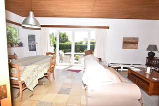 Century21 ImmoNero stelt voor: Uitstekend gelegen in een rustige en groene residentiële wijk, vindt u deze aangename bungalow in goede staat op...