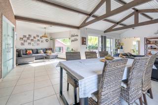 <p><span>Century21 ImmoNero presenteert TOPLIGGING gelegen in een doodlopende straat, in een residentiële wijk van Jezus-Eik, biedt deze gerenoveerde woning van 250m2  op een prachtig zuid-west georiënteerd terrein van 1052m2: Fraaie inkom hal met vestiaire en WC, Grote open living met eetkamer, zithoek en haardhoek van 60m2 die uitgeeft op het zuid-west gerichte terras van 45m2 met Jacuzzi, en aansluitend aan ruim bureau van 40m² (ook extra kamer mogelijk) zonnige ruime keuken van 17m², 4 slaapkamers van 16m2, 10m2, 10m2 en een fraaie masterbedroom 26m² met en-suite badkamer en een lounge/ leeshoek 14m² die aansluit op de tuin. De woning beschikt verder over ruime parkeerplaatsen (4 buitenplaatsen), een dubbele garage (37m2) en kelder (14,5m2).  EPC - C, Elektriciteit conform! 18 zonnepanelen. </span></p>