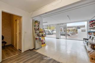 Deze handelshuis / appartement met winkelruimte met topligging bevindt zich midden in het commercieel centrum van Sint-Niklaas, vlak bij...