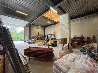 Bedrijfshal te huur!<br /><br />De hal is gelegen op de volledig gerenoveerde Flam site, in de Fabrieksstraat te Sint-Truiden, in een afgesloten domein met voldoende parkeermogelijkheden.<br /><br />Deze unit is uitgerust met een sectionale poort met een doorrijhoogte van 4m80 en een vrije hoogte van ongeveer 5m60.<br /><br />De totale vloeroppervlakte bedraagt 185 m².<br /><br />De ligging biedt een vlotte verbinding met Tienen, Tongeren, Borgloon, Luik en Hasselt. <br /><br />Interesse? Neem contact op met Aktimmo voor meer info of een bezoek ter plaatse.