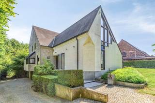 Villa magnifiquement située, dotée d'un jardin unique et ayant l'Osbroek pour arrière-cour, bénéficiant d'un emplacement central à proximité de l'E40, avec un accès rapide entre Bruxelles et Gand, et à proximité des supermarchés, des commerces et du centre-ville d'Alost.Cette spacieuse maison individuelle se compose, au rez-de-chaussée, d'un hall d'entrée revêtu de pierre naturelle de grande qualité, d'un salon très spacieux et lumineux avec une salle à manger pour les invités attenante, d'une cuisine ouverte avec coin repas et d'un salon attenant, d'une arrière-cuisine, d'un vaste bureau et de toilettes séparées avec lavabo.Au 1er