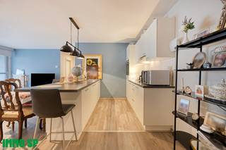 Modern appartement op een rustige doch zéér centrale ligging in het centrum van Geel.<br /><br />Ontdek dit instapklare, moderne appartement op een rustige maar uiterst centrale locatie in het centrum van Geel – de perfecte combinatie van comfort, licht en ligging.<br /><br />Bij binnenkomst word je verwelkomd in een ruime, lichtrijke leefruimte die dankzij grote raampartijen baadt in natuurlijk licht. De open keuken is volledig uitgerust en voorzien van alle moderne comfort. Aansluitend vind je een handige berging met aansluiting voor een wasmachine. Verder beschikt het appartement over een apart gastentoilet.<br /><br />Er zijn twee volwaardige slaapkamers en een stijlvolle badkamer met dubbel lavabomeubel, inloopdouche en tweede toilet.<br /><br />Geniet in alle rust van het zonnige, overdekte terras – ideaal om te ontspannen na een drukke dag. Bovendien zijn er tal van extra's inbegrepen in de prijs:<br />- 2 kelderbergingen<br />- Ondergrondse autostaanplaats<br />- Gemeenschappelijke fietsenberging<br /><br />Troeven op een rij:<br />- Toplocatie: rustige, doch zeer centrale ligging in Geel<br />- Uitstekend EPC-label A – score: 78 kWh/(m² jaar)<br />- Conforme elektrische installatie<br />- 2 kelderbergingen + autostaanplaats inbegrepen<br />- Instapklaar en ideaal als eigen woonst of investering<br /><br />Dit appartement combineert comfort en een gunstige ligging. <br /><br />Voor meer informatie of een bezoek ter plaatse, kan u contact opnemen met IMMO SP via 014 59 10 20 of mailen naar jill@immosp.be. Benieuwd naar de waarde van uw eigen woning? Vraag vrijblijvend een gratis verkoopanalyse aan – wij helpen u graag verder!