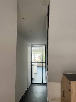 Prachtige nieuwbouw Stadswoning met 3 slaapkamers, inpandige garage, mooi terras met private tuin. <br />Deze woning is volledig zuid-gericht. De woning is voorzien van vloerverwarming met gebruik van een warmtepomp lucht/water, 12 zonnepanelen met een 6 kW batterij, zeer energiezuinig E-peil 15 (EPC 21, label A), doordacht en geriefelijk om kwalitatief te wonen.<br />Je woont hier stijlvol, gunstig gelegen nabij het centrum van de stad Tongeren en het station. Het Station en het centrum van de stad Tongeren zijn op wandelafstand.<br />De autosnelweg E313, grens naar Nederland, nl. Maastricht zijn goed te bereiken. Basis- en Middelbare scholen liggen op wandel- en fietsafstand. Het ziekenhuis AZ Vesalius is eveneens kortbij gelegen op wandel- en fietsafstand.<br />De woning heeft 4 niveaus en deze zijn als volgt ingericht:<br />Niveau 2: een overloop en 2 ruime slaapkamers;<br />Niveau 1: een overloop, 1 ruime slaapkamer en 1 ruime ingerichte badkamer met toilet, bad, douche, dubbele lavabokast, verwarmde spiegel en inbouwkasten;<br />Niveau 0: inkomhal en toegang tot de inpandige garage, 1 toilet, vestiaire kast, 1 grote open keuken met leefruimte;<br />Tuinniveau -1: 1 kleine open keuken, ruime leefruimte met uitzicht op het terras en de ruime tuin, een ruime berging en technische ruimte (in deze ruimte staan de warmtepomp, zonneomvormer, batterij, elektrische verdeelkast, waterontharder en regenwatersysteem voor de toiletten).<br />Als kers op de taart is de woning volledig geschilderd, uitgerust en afgewerkt om er meteen in te huizen…<br /><br />Klein schrijfgeld is mogelijk, bij aankoop van eerste enige woning.<br />Het kadastraal inkomen is nog niet bepaald. De woning dient nog opgemeten te worden door de diensten van het kadaster.<br /><br />Te bezichtigen na telefonische afspraak.