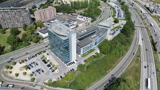 <p>Ontdek dit moderne kantoor te huur aan de Noordersingel 21 in Antwerpen, een stijlvolle en representatieve werkplek op een toplocatie langs de Antwerpse Ring. Het gebouw combineert een strakke architectuur met grote raampartijen, waardoor de kantoren baden in natuurlijk licht en een open, aangename sfeer uitstralen.</p>
<p>De ligging aan de Noordersingel garandeert een uitstekende bereikbaarheid: de belangrijkste uitvalswegen liggen vlakbij, het openbaar vervoer bevindt zich op wandelafstand en ook voor fietsers is er een vlotte aansluiting met het stadscentrum en omliggende wijken.</p>
<p>De beschikbare kantoorruimtes bevinden zich op opeenvolgende verdiepingen en bieden oppervlaktes van circa 1.052 m² per verdieping, met een iets compactere vierde verdieping van 844 m². Deze units zijn flexibel in te delen, ideaal voor zowel kmo’s als grotere bedrijven die op zoek zijn naar een moderne en goed bereikbare locatie.</p>
<p>De renovatiewerken starten op 1 november 2025 en omvatten een volledige opfrissing van de kantoorruimtes: installatie van energiezuinige ledverlichting, nieuw tapijt, vernieuwde plafondtegels, schilderwerken, modern sanitair en een algemene opfrissing van de inkomhallen. Hierdoor worden de kantoren volledig afgestemd op de verwachtingen van hedendaagse bedrijven.</p>
<p>Kortom, Noordersingel 21 in Antwerpen biedt een unieke combinatie van bereikbaarheid, comfort en uitstraling – de perfecte keuze voor ondernemingen die een professionele kantoorruimte zoeken op een strategische locatie.<br /><br />Financieel:<br />Huurprijs: €150/m²/jaar<br />Gemeenschappelijke lasten: €35/m²/jaar <br />Onroerende voorheffing: €16,35/m²/jaar <br />Parkeerplaats: €925/plaats/jaar</p>