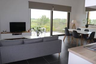 <p><span>UITSTEKEND ONDERHOUDEN, LUMINEUS, RECENT EN ENERGIEZUINIG APPARTEMENT MET 2 SLAAPKAMERS, TERRAS (MET PRACHTIG VERZICHT), KELDER EN BINNEN-AUTOSTAANPLAATS</span></p><p><span>2de verdieping met lift - ligging in centrum Breendonk (Puurs-Sint-Amands) en Delhaize met vlotte bereikbaarheid via A12, N17 en N16</span></p><p><span> </span></p><p><span>Inkomhal / living met eetplaats en super-ingerichte open keuken (totale opp.: 32m²) met toegang tot aangenaam zuid-georiënteerd terras (4,9 x 1,9m) / berging met was- en stookplaats / 2 slaapkamers (3,8 x 3,2m; 2,8 x 2,3m) / badkamer met dubbele wastafel, douche en wc.</span></p><p><span>Grote individuele kelderberging / binnen-autostaanplaats / gemeenschappelijke fietsenberging.</span></p><p><span> </span></p><p><span>Appartement is voorzien van vloerverwarming (via CV op gas), is voorzien van lichtarmaturen en een zonnetent.</span></p><p><span> </span></p><p><span>Vrij van gebruik: Huurovereenkomst te respecteren.</span></p><p><span> </span></p><p><span> </span></p><p><span> </span></p>