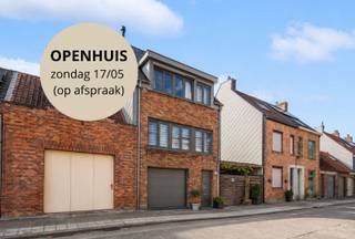 <p>In een rustige straat in Assebroek vindt u deze perfect afgewerkte en instapklare bel-etagewoning, waar ruimte, licht en comfort naadloos samenkomen. Met een energiezuinig karakter (EPC 168 – label B ), asbestveilig en een conforme elektrische installatie , woont u hier zonder zorgen.</p><p>Via de ruime inkomhal bereikt u het gelijkvloers met een zeer ruime garage, aangevuld met wasplaats, bijkeuken en een praktische doucheruimte met toilet. Achteraan geniet u van een zonnige tuin met overdekt terras, ideaal om het hele jaar door buiten te leven.</p><p>Op de eerste verdieping opent zich een lichtrijke leefruimte waar wonen en koken centraal staan. De open, volledig uitgeruste keuken sluit mooi aan op de eet- en zithoek en beschikt over een aparte berging. De bovenliggende verdiepingen bieden drie volwaardige slaapkamers en een badkamer, aangevuld met extra berg- en technische ruimte.</p><p>Praktische voorzieningen zoals een automatische sectionale poort, regenwaterput van 5.000 liter en zonneluifel verhogen het dagelijks comfort. De ligging is een extra troef: rustig wonen met winkels, scholen, openbaar vervoer en het centrum van Brugge op fietsafstand.</p><p>Een woning die klopt in afwerking, indeling en ligging. Wie op zoek is naar een zorgeloze start, voelt hier meteen waarom.</p><p>Interesse?</p>