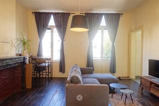 <p><span>GAND - Kasteellaan - Vous recherchez un appartement authentique et rénové, situé dans un emplacement de choix, à louer à Gand ? Alors, lisez vite la suite.</span></p><p><span> </span></p><p><span>Ses principaux atouts :</span></p><ul><li><span>appartement de caractère</span></li><li><span>terrasse ensoleillée</span></li><li><span>hauts plafonds et pièces lumineuses</span></li><li><span>pas de charges</span></li><li><span>facilement accessible en transports en commun et en voiture</span></li><li><span>à quelques pas du centre-ville</span></li></ul><p><span> </span></p><p><span>Agencement :</span></p><p><span>hall d'entrée avec WC invités, pièce à vivre, cuisine fermée équipée de tous les appareils, une chambre spacieuse (16 m²), petit débarras ou dressing, salle de bains équipée d'un meuble-lavabo et d'une douche. </span></p><p><span>Agréable terrasse spacieuse (en bankirai) et balcon côté rue. </span></p><p><span> </span></p><p><span>L'appartement dégage beaucoup de charme grâce à la conservation des parquets et des hauts plafonds.</span></p><p><span> </span></p><p><span>Informations importantes :</span></p><p><span>Disponible à partir du : 01/11/2026. Domicile obligatoire.</span></p><p><span>Loyer : € 875 / mois. Pas de charges communes. EGW (électricité, gaz et eau) à régler séparément.</span></p><p><span>PEP : B (192 kWh/m³ par an). </span></p><p><span> </span></p><p><span>Cet appartement magnifique vous intéresse ? Demandez vite une visite via notre site web www.axellenaerts.be !</span></p>