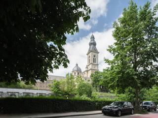 <strong>Mooi gelegen, deels gemeubeld appartement met 2 grote slaapkamers, terras en garagebox en prachtig zicht op de Sint-Pietersabdij!</strong><br /><br />Ontdek dit prachtige appartement op het gelijkvloers van een rustige residentie aan de Muinkkaai 89 in Gent. Het appartement geniet van een bijzonder mooie ligging met zicht op de Sint-Pietersabdij en de omliggende tuinen. Dankzij de rustige woonomgeving woont u hier aangenaam, terwijl u toch vlak bij het stadscentrum bent en bovendien snel de stad uit bent.<br />Het appartement is ideaal voor wie op zoek is naar een comfortabele woning met voldoende ruimte. <br /><br />📍 <strong>Muinkkaai 89 – Gent</strong><br />📅<strong> Beschikbaar vanaf:</strong> 1 november 2026<br /><strong>💶 Huurprijs</strong>: € 1350/maand<br /><strong>💶 Algemene kosten</strong>: € 75/maand (forfait)<br /><strong>💶 Provisie water en verwarming</strong>: € 150/maand, jaarlijks afgerekend<br /><strong>🚗 Gesloten garagebox: verplicht bij te huren</strong> aan € 100/maand<br /><strong>🚫</strong> Studenten niet toegelaten – domicilie verplicht<br />🏠 Contract: 3/6/9 jaar<br />👥 Co-housing mogelijk<br /><br />Het appartement beschikt over een inkomhal met gastentoilet, een aangename leefruimte met parket en toegang tot het terras. De open keuken is volledig ingericht en voorzien van een dampkap, keramische kookplaat, combi-oven, koelkast en vaatwasser.<br /><br />Verder zijn er 2 ruime slaapkamers en 1 kleinere slaapkamer, die eveneens uitstekend dienst kan doen als bureau, dressing of logeerkamer. De badkamer is uitgerust met een douche, een lavabomeubel met lavabo en een spiegelkast.<br />Via de leefruimte heeft u toegang tot het aangename terras, afgewerkt met houten planken en deels overdekt. Daarnaast beschikt het appartement over een individuele kelderberging, een verplicht bij te huren gesloten garagebox en toegang tot een gemeenschappelijke fietsenberging.<br /><br /><strong>Extra troeven</strong><br />• Deels gemeubeld – inrichting zoals zichtbaar op de foto's<br />• 2 grote slaapkamers + 1 kleinere slaapkamer<br />• Co-housing mogelijk<br />• Terras met houten vloer en gedeeltelijk overdekt<br />• Prachtig zicht op de Sint-Pietersabdij en de omliggende tuinen<br />• Rustige en aangename woonbuurt<br />• Vlak bij het stadscentrum<br />• Goede verbindingen richting uitvalswegen<br />• Individuele kelderberging<br />• Gemeenschappelijke fietsenberging<br />• Gesloten garagebox verplicht bij te huren aan € 100/maand<br /><br />📧<strong> Bezoeken:</strong> enkel op afspraak. Bezoeken kunnen aangevraagd worden via het pand op onze website:<strong> www.tvevastgoed.be </strong><br />U kunt ook contact opnemen via tine@tvevastgoed.be of 0474 97 00 22.