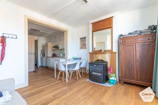 Dit <strong>lichtrijke appartement</strong> is gelegen op een <strong>gunstige ligging</strong>, op <strong>wandelafstand van het strand en het centrum</strong>. Dankzij de <strong>praktische ligging </strong>geniet u van een vlotte bereikbaarheid en bevinden <strong>alle voorzieningen zich binnen handbereik</strong>.<br /><br />Via de inkomhal bereikt u de <strong>aangename leefruimte</strong>, die dankzij de <strong>grote raampartijen</strong> geniet van een <strong>mooie natuurlijke lichtinval.</strong> De <strong>keuken</strong> sluit mooi aan op de leefruimte en zorgt voor een <strong>functionele en aangename indeling</strong>.<br /><br />Het appartement beschikt verder over een <strong>ruime slaapkamer</strong>, die zorgt voor het nodige <strong>comfort en privacy</strong>. Aansluitend bevindt zich de <strong>badkamer</strong>, voorzien van <strong>een douche</strong>.<br /><br />Een bijzondere troef is het <strong>ruime zonneterras</strong>, waar u dankzij de gunstige oriëntatie <strong>de hele dag van de zon kunt genieten</strong>. Daarnaast beschikt het appartement over een <strong>zolder</strong>, die extra bergruimte en praktische mogelijkheden biedt.<br /><br />Dankzij de <strong>functionele indeling</strong>, de <strong>aangename leefruimte, </strong>het <strong>zonneterras</strong> en de <strong>extra zolderruimte</strong>, in combinatie met de <strong>gunstige ligging</strong>, vormt dit appartement een interessante opportuniteit als <strong>investering, tweede verblijf of voor eigen bewoning</strong>.
