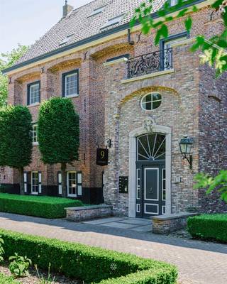 <p><span>Wetteren -</span><span> Karaktervol duplexappartement met garagebox</span></p><p><span> </span></p><p><span>In Residentie Orangerie, een karaktervolle residentie gelegen in een groene villawijk te Wetteren, bevindt zich dit stijlvolle duplexappartement op de derde verdieping. </span></p><p><span> </span></p><p><span>De residentie onderscheidt zich door haar statige architectuur, verzorgde uitstraling en uitzonderlijk rustige ligging. </span></p><p><span>Dankzij de zijligging binnen het gebouw geniet u van veel natuurlijke lichtinval doorheen de verschillende leefruimtes.</span></p><p><span> </span></p><p><span>Residentie Orangerie bevindt zich in een groene parkomgeving. De gemeenschappelijke tuin met vijver vormt een bijzonder aangename plek om tot rust te komen en draagt bij aan het unieke woonkarakter van deze residentie. </span></p><p><span> </span></p><p><span>Enkele troeven: </span></p><ul><li><span>Instapklaar duplexappartement met 3 slaapkamers</span></li><li><span>Energiezuinig (EPC B)</span></li><li><span>Zuidgericht terras waar u in alle privacy van de zon geniet</span></li><li><span>Gelegen in een groene parkomgeving met gemeenschappelijke tuin en vijver</span></li><li><span>Lift aanwezig</span></li><li><span>Garagebox inbegrepen</span></li></ul><p><span> </span></p><p><span>Indeling: </span></p><p><span>Inkomhal met gastentoilet, leef- en eetruimte met toegang tot het zuidgericht terras, geïnstalleerde keuken met berging, slaapkamer en badkamer met dubbel lavabomeubel, ligbad en toilet. </span></p><p><span>De duplexverdieping omvat een ruime nachthal, twee slaapkamers, waarvan één met ensuite badkamer met douche, lavabo en aansluiting voor wasmachine. </span></p><p><span> </span></p><p><span>Inclusief garagebox. </span></p><p><span> </span></p><p><span>Belangrijk: </span></p><p><span>Richtprijs: 298.000 EUR</span></p><p><span>EPC: B</span></p><p><span> </span></p><p><span>Contacteer Axel Lenaerts Makelaars voor meer informatie of een bezoek: destelbergen@axellenaerts.be of 09/219.08.77</span></p>