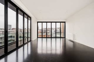 <p>Exclusieve loft met panoramisch uitzicht in de Theaterbuurt<br /><br />Wonen in een unieke loft, ontworpen door de gerenommeerde architect <strong>Vincent Van Duysen</strong>, op een toplocatie vlak bij de Botanische Tuin? Deze stijlvolle en uitzonderlijk ruime loft combineert tijdloze architectuur, hedendaags comfort en een bijzonder gevoel van ruimte en licht.<br /><br />Gelegen in de Theaterbuurt, bevindt u zich op wandelafstand van talrijke winkels, gezellige restaurants en andere voorzieningen. Het centrum ligt letterlijk aan uw voeten.<br /><br /><strong>Een loft met een uniek binnen-buitengevoel</strong><br /><br />Via de inkomhal betreedt u de ruime en <strong>lichtrijke leefruimte.</strong> Twee zijden van de leefruimte zijn voorzien van grote, volledig openklapbare ramen. Hierdoor vloeien interieur en terras naadloos in elkaar over en geniet u binnen van een heerlijk buitengevoel én een prachtig uitzicht over de daken van het stadscentrum.<br /><br />De<strong> open keuken met kookeiland </strong>is volledig uitgerust met de nodige toestellen en sluit rechtstreeks aan op het terras. Het ruime terras strekt zich uit over de volledige lengte van de keuken en leefruimte en vormt zo een ideale plek om te ontspannen of gasten te ontvangen.<br /><br /><strong>Twee slaapkamers, elk met eigen badkamer</strong><br /><br />De royale mastersuite omvat een ruime slaapkamer, een praktische dressing en een stijlvolle badkamer met wastafel, ligbad en toilet. De tweede slaapkamer beschikt eveneens over een eigen en-suite badkamer, uitgerust met een inloopdouche en wastafel.<br /><br />Verder beschikt de loft over een ruime berging in de hal, voorzien van aansluitingen voor wasmachine en droogkast, een vestiaire en een afzonderlijk gastentoilet met handenwasser.<br /><br />Extra troeven:<br />- Mogelijkheid tot het huren van <strong>autostaanplaats </strong>nr. 3 aan €120 per maand<br />- <strong>Inclusief kelderberging</strong><br />- Energiezuinige verwarming op gas<br />- Grote openklapbare ramen in HR-beglazing voor een uniek binnen-buitengevoel<br />- Strakke gietvloeren<br />- Mogelijkheid tot <strong>huren via een vennootschap</strong><br /><br />Een uitzonderlijke loft voor wie op zoek is naar architectuur, ruimte, comfort en een centrale topligging in één bijzonder geheel.</p>