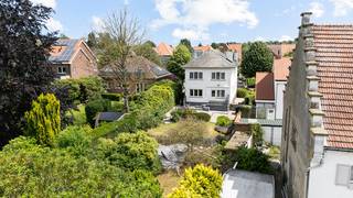 <p>Te koop: open bebouwing in het centrum van Grimbergen, op een super locatie met ruime oprit en twee garages.</p><p><br /></p><p>Deze woning uit 1954 biedt tal van mogelijkheden: kangoeroewoning, ruimte voor een vrij beroep of een grote gezinswoning. Gelegen in een residentiële buurt, vlakbij scholen, openbaar vervoer en belangrijke invalswegen, geniet u hier van een uitstekende bereikbaarheid en een aangename woonomgeving.</p><p><br /></p><p>Belangrijkste ruimtes:<br />• Lichte woonkamer met grote ramen en uitzicht op de voortuin<br />• Functionele keuken met directe toegang tot de eetruimte<br />• Twee slaapkamers met voldoende ruimte voor kasten<br />• Twee garages en een ruime oprit, ideaal voor meerdere voertuigen<br />• Extra bergruimte in de kelder</p><p><br /></p><p>Troeven:<br />• Tal van mogelijkheden: kangoeroewoning, vrij beroep, gezinswoning<br />• Super locatie met ruime oprit en twee garages<br />• Centrale ligging nabij scholen, openbaar vervoer en invalswegen</p><p><br /></p><p>Neem vandaag nog contact op met uw ERA-makelaar voor een bezoek.</p><p><br /></p><p>JOUW DROOMHUIS. ZO GEVONDEN!</p>