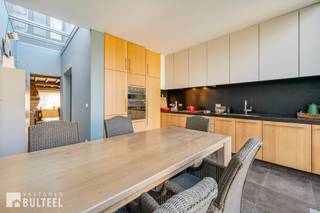 In deze perfect onderhouden woning waar karaktervolle en hedendaagse elementen worden samengebracht, geniet u van alle comfort. De woning biedt u...