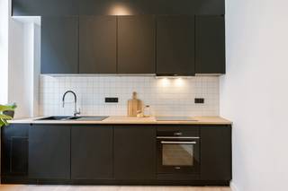 Recent gerenoveerde woning op toplocatie tussen Sint-Amandsberg en Gentbrugge <br /><br />Mobiscore: 9,4/10 <br />Epc-score: A (energiezuinig)<br /><br />Deze hedendaagse en volledig gerenoveerde woning is gelegen in een rustige maar uiterst goed bereikbare straat in Gentbrugge. De ligging is een absolute troef: in de onmiddellijke nabijheid van belangrijke invalswegen, openbaar vervoer (tram en bus), diverse parken en station Gent-Dampoort. Bovendien bevinden supermarkten, winkels en eetgelegenheden zich op wandelafstand en bereikt u het historische stadscentrum vlot met de fiets.<br /><br />Indeling:<br />Op het gelijkvloers komt u binnen via de inkomhal die toegang biedt tot de ruime en lichtrijke leefruimte met plaats voor een gezellige zithoek en eetruimte. Aan de straatkant bevindt zich de volledig uitgeruste keuken met hoogwaardige SIEMENS-toestellen (vaatwasmachine, inductiekookplaat, heteluchtoven, dampkap, spoelbak en koelkast met diepvries). Het grote schuifraam en de lichtkoepel zorgen voor een aangename natuurlijke lichtinval.<br /><br />Op de eerste verdieping bevindt zich een ruime slaapkamer, een volledig ingerichte badkamer met ligbad en douche, dubbel wasmeubel, aansluiting voor wasmachine en handdoekradiator, evenals een apart toilet.<br /><br />De tweede verdieping telt nog twee volwaardige slaapkamers. Op de zolderverdieping is een vierde kamer voorzien, ideaal als extra slaapkamer, bureau of hobbyruimte.<br /><br />Uitermate geschikt voor gezinnen met studerende kinderen, co-housing of als interessante investering met verhuurgarantie. <br /><br />Absoluut een bezoek waard!<br />Interesse? Contacteer +32 471 65 25 34 of info@vicusvastgoed.be