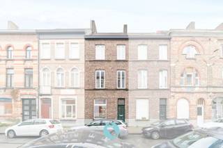 <p><strong>Deze woning combineert authenticiteit en hedendaags comfort, kopers vinden hierin een ideale thuis op een locatie die alles binnen handbereik biedt.</strong></p><p> </p><p>Deze woning combineert authenticiteit en hedendaags comfort, kopers vinden hierin een ideale thuis op een locatie die alles binnen handbereik biedt.<br />Dankzij de <strong>Mobiscore </strong>van <strong>9,4</strong> woon je hier op wandel- en fietsafstand van winkels, scholen, openbaar vervoer en geniet je vlotte verbindingen richting het centrum van Gent. <br /><br />De inkomhal leidt naar een gezellige leefruimte waar de schouwen behouden werden, een subtiele knipoog naar het verleden.<br />Aansluitend vind je de keuken, een praktische berging, gastentoilet en toegang tot de ruime kelder.<br />Buiten geniet je van een aangename koer/binnenterras van 22,83 m² met handige buitenberging.<br /><br />Op de eerste verdieping bevindt zich een ruime slaapkamer en badkamer. De tweede verdieping omvat nog eens twee volwaardige slaapkamers.<br />De zolder biedt bijkomende opbergmogelijkheden.<br /><br /><strong>Troeven </strong>van deze woning:<br />- Uitstekende bereikbaarheid<br />- Drie slaapkamers<br />- Ruime buitenruimte<br />- EPC D-label, vrij van renovatieverplichting<br /><br />Wilt u deze eigendom en zijn troeven zelf ontdekken, neem dan zeker contact op voor het plannen van een bezoek ter plaatse.<br /><strong><u>Interesse?</u> </strong>Contacteer Steffi telefonisch op 0498/50.50.94 of per mail steffi@vastgoeddevos.be </p>