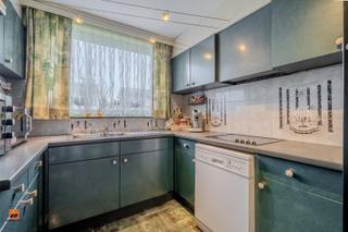 In de "Beukenstraat 22", een rustige - kindvriendelijke - woonwijk, dichtbij het centrum van Evergem, dichtbij scholen, winkelcentra, openbaar vervoer, stellen wij u deze te renoveren gesloten bebouwing voor. <br /><br />Een ideale woning om verder aan te passen naar een huidige moderne woning die voorzien is van alle comfort. <br /><br />Indeling op vandaag: inkomhal met gastentoilet, open leefruimte met keuken en veranda, 3 volwaardige slaapkamers, badkamer, berging en garage. Buiten kan u genieten op het terras en de west - georiënteerde tuin in alle rust en stilte. Parkeren kan op de twee parkeerplaatsen voor de woning. <br /><br />Interesse in een bezoek ter plaatse en/of meer informatie? Contacteer ons nu via 0472/98.16.29 of immovercruysse.verkoop@gmail.com.