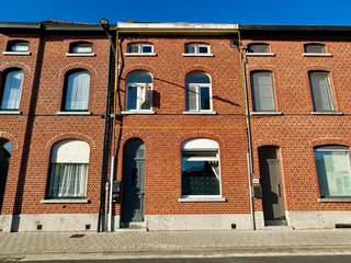 Dit gezellige appartement is gelegen op wandelafstand van winkels/warenhuizen, scholen, openbaar vervoer/verbindingswegen en nabij het stadscentrum van Aalst. Indeling: - gelijkvloers: gemeenschappelijke inkomhal - tussenverdieping met berging - eerste verdieping: inkomhal, lichtrijke leefruimte met open keuken (voorzien van een enkele spoelbak, keramische kookplaat, dampkap en oven) - tweede verdieping: nachthal, aparte toilet, badkamer (met enkele lavabo, ligbad met douchefaciliteit en aansluiting voor wasmachine/droogkast), één ruime slaapkamer en een tweede kamer dewelke kan dienst doen als bureauruimte, berging of dressing. Het appartement is onmiddellijk beschikbaar! Geen gemeenschappelijke lasten! Indien u graag een bezoek wenst, aarzel niet ons te contacteren op affligem@immoaccenta.be