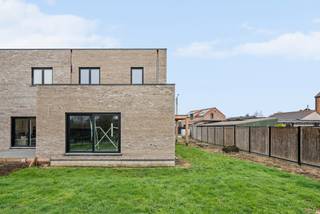 Grond- en constructiewaarde<br /><br />De grondwaarde bedraagt €99.000 en valt onder het verkooprecht van 12%.<br />De constructiewaarde bedraagt €286.000 en valt onder het BTW-stelsel van 21%.<br /><br />In een bijzonder rustige en aangename woonomgeving in Paal, op slechts een boogscheut van het centrum en alle dagelijkse faciliteiten, vinden we deze kwalitatief gebouwde halfopen nieuwbouwwoning terug op de Nieuwe Erven 26. Hier geniet u van het beste van twee werelden: een centrale ligging én absolute rust.<br /><br />De woning werd met de grootste zorg en oog voor kwaliteit opgetrokken tot en met de ruwbouwfase. Dit biedt u als koper een unieke kans om de volledige afwerking nog zelf te kiezen, volledig inbegrepen in de prijs.<br /><br />Met een bruikbare oppervlakte van maar liefst 187 m² (bron EPB) is dit een ruime en uiterst energiezuinige gezinswoning met volgende indeling:<br /><br />Indeling<br />Gelijkvloers: inkomhal met gastentoilet, technische berging, wasplaats, volledig geïnstalleerde keuken, eetkamer en gezellige zithoek<br />Eerste verdieping: nachthal, berging, volledig geïnstalleerde badkamer en 3 ruime slaapkamers<br /><br />Buiten: carport naast de woning, zwarte draadafsluiting achteraan en tussen de woningen<br /><br />Lastenboek is beschikbaar op de website.<br /><br />Buitengewone kenmerken;<br /><br />- Afwerking nog vrij te kiezen door de koper<br />- Zeer energiezuinig (E-peil 20)<br />- Zonnepanelen<br />- Ventilatiesysteem D<br />- Vloerverwarming<br />- Veel praktische bergruimte<br />- Carport aanwezig langs de woning<br />- Zeer rustige woonomgeving