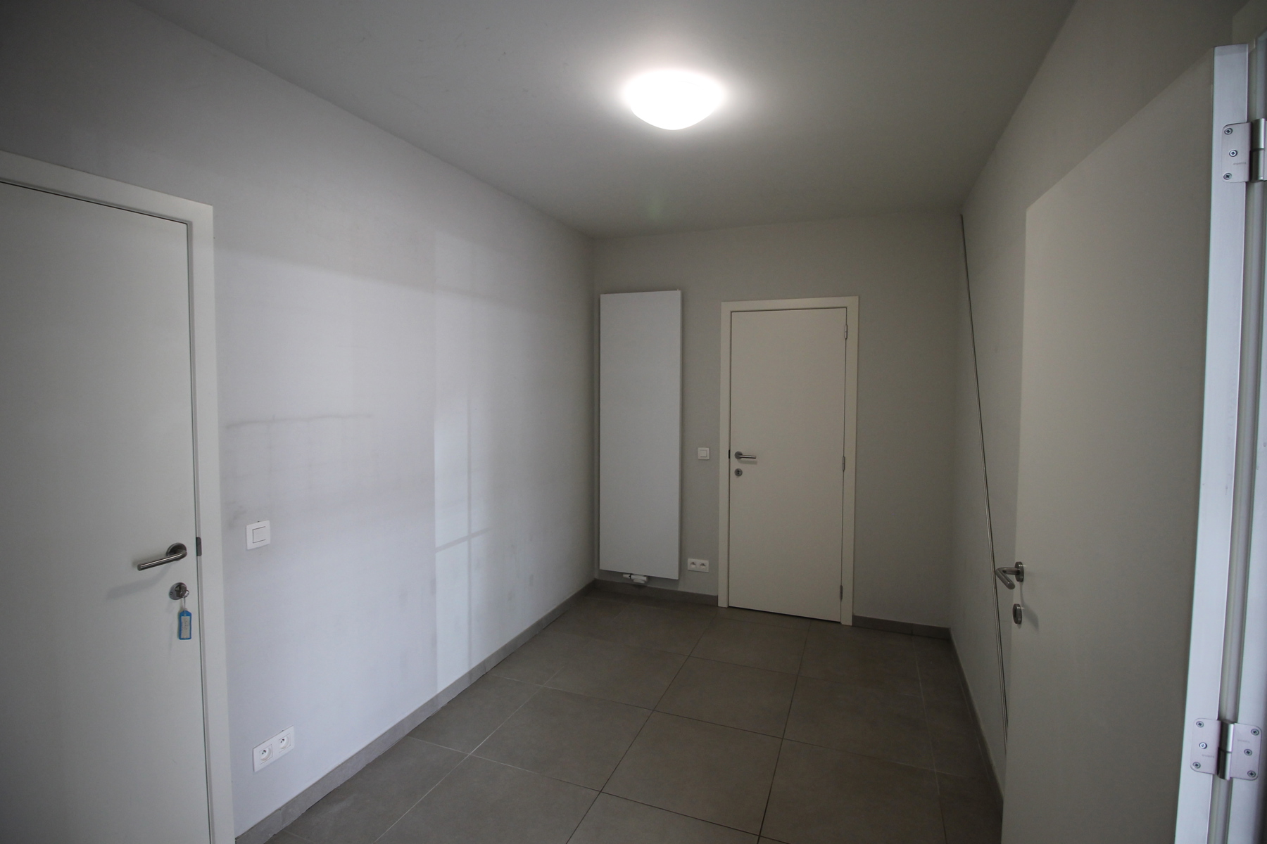 Gelijkvloers handelspand/kantoorruimte met 2 autostaanplaatsen in het centrum van Merksplas. - foto 5