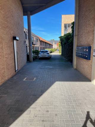 <p><span>Deze knappe 1-slk penthouse is achterin gelegen op een rustig woonerf, maar toch op een steenworp van de Grote Markt. Het heeft een inkom met vestiaire en toilet, een grote living met semi open keuken en een erg ruime slaapkamer met aansluitend de badkamer met bad en douchesysteem. Tevens is er een erg grote berging. Een top appartementje vanwege de rust en de ruimtelijkheid die wordt gecreëerd doordat de plafonds tot de nok werden open gelaten. Een nieuwe warmtepomp lucht-lucht zorgt voor de verwarming en koeling. Snel zijn is de boodschap!</span></p>