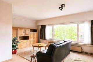 Bekijk dit appartement uitgebreid op www.koosi.beDit ruime hoekappartement met lift, 3 slaapkamers en garage is gelegen op de 2de verdieping van een gebouw op de Liersesteenweg aan de inrit naar het zwembad van Mortsel.Deze ligging is echt ideaal want alles is op wandelafstand te vinden: het park, het station, de tram, het winkelcentrum,…Een grote meerwaarde is ook de garagebox die in de prijs inbegrepen is.Met de lift komen we op de 2de verdieping en we betreden het appartement via de inkomhal.Als we dan in de living binnenkomen merken we direct op dat dit appartement kan genieten van zeer veel lichtinval.De living, de keuken en het salon zijn voorzien van een lichtkleurige laminaat wat deze ruimtes nog wat extra volume geeft.Vooraan, in het salon, hebben we een mooi zicht op het naastgelegen park en verder op het marktplein van de stad Mortsel.Als we naar achter lopen komen we links eerst een kamer tegen die zeker dienst kan doen als kinderkamer en zicht heeft op het naastgelegen parkje.Meer naar achter vinden we de grote slaapkamer, deze kamer is ook voorzien van een raam aan de zijkant van het gebouw, geen inkijk van buren dus.Aan de achterkant van het appartement, naast de grote slaapkamer ligt nog een kleine kamer die uitgeeft op een klein terras met zicht over de garages.Centraal in de gang is de badkamer gelegen welke voorzien is van lavabo en douchecel.Achter het appartementsgebouw vinden we een ruime garagebox in het garagecomplex, deze garage is inbegrepen in de verkoopprijs van het appartement.De centrale verwarming is een collectief systeem met verbrandingsketel op stookolie.Vanuit het appartement wandel je direct in fortpark en alles wat je dagdagelijks nodig hebt is op wandelafstand te vinden.