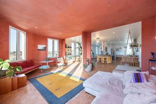 (Attesten, grondplannen en ontwerp dakterras kan u terugvinden bij "Documenten" op de Wellimmo-site)<br /><br /><strong>Algemeen</strong><br />Deze loftige Duplex-penthouse van 194m² met mogelijkheid tot dakterras (van 31m² + groendak) bevindt zich op de tweede en derde verdieping van een kleinschalig appartementsgebouw. Een uitzonderlijk lichte en ruime woonplek die als een huis in de lucht aanvoelt, met zon, zicht en een zeldzaam gevoel van openheid.<br /><br /><strong>Ligging</strong><br />Ideaal gelegen nabij het Te Boelaerpark, Boekenbergpark en vernieuwde Arenawijk met een goede bereikbaarheid naar de stad, invalswegen en alle belangrijke voorzieningen zoals scholen, winkels etc...<br /><br /><strong>Indeling</strong><br />We betreden het appartement op de tweede verdieping, dewelke bestaat uit 3 slaapkamers, badkamer (met ligbad, inloopdouche en wasruimte) en apart toilet.<br />Via de nachthal komen we boven op de derde verdieping. Bij het betreden van deze verdieping krijg je direct het loftgevoel, dankzij de vele ramen, lichtinval en openheid. De keuken is open en volledig geïnstalleerd met losse (kwaliteits-) toestellen. Het betonnen keukeneiland is hier een echte eyecatcher.<br />De volledige woonst is voorzien van originele parketvloer. <br /><br />Ten slotte hebben de eigenaars een ontwerp van dakterras dat reeds een positief advies heeft verkregen van de stad Antwerpen.<br /><br /><strong>Troeven</strong><br />- Dak geïsoleerd<br />- Uiterst ruimtelijk en licht<br />- 3 volwaardige slaapkamers<br />- Gegeerde locatie<br />- Dubbele kelderberging<br /><br />Interesse? Contacteer ons via info@wellimmo.net of bel naar 03 225 00 68 voor meer info of een bezichtiging.