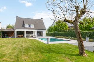 Deze ruime villa bevindt zich op een perceel van ca. 1.109 m² in één van de meest gegeerde buurten van Marke, Rodenburg. Dankzij de centrale ligging geniet je van een vlotte bereikbaarheid en bevinden scholen, winkels en andere voorzieningen zich op korte afstand.<br /><br />Bij het betreden van de woning kom je in een royale inkomhal die toegang geeft tot de open en lichtrijke leefruimte met gashaard, bestaande uit een gezellige zit- en eethoek. Aansluitend vind je de volledig uitgeruste keuken met een praktische ontbijthoek. Grote raampartijen zorgen voor een overvloed aan natuurlijk licht en creëren een warme, uitnodigende sfeer met mooi zicht op de zuidgerichte tuin met zwembad, een plek waar je volledig tot rust komt.<br /><br />Op het gelijkvloers is tevens een afzonderlijk gastentoilet voorzien.<br /><br />De eerste verdieping beschikt over drie ruime slaapkamers, waarvan één met ingebouwde dressing. Daarnaast is er een ruime badkamer met dubbele wastafel, inloopdouche en toilet. Via een uitschuifbare trap bereik je de zolder, die mogelijkheden biedt tot het creëren van extra woonruimte.<br /><br />Buiten geniet je van een verzorgde, zuidgerichte tuin met zwembad en een praktisch tuinhuis met douche, ideaal na een verfrissende duik. Verder beschikt de woning over een ruime garage, carport en een brede oprit met plaats voor meerdere wagens.<br /><br />Er zijn geen maatregelen gevonden op dit kadastraal perceel volgens onze opvraging bij het Maatregelenregister.<br /><br />Benieuwd naar deze woning?<br />Contacteer Beau via beau@waeyler.be of 0470 54 16 27.